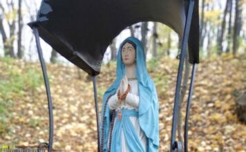 Bochnia. Zniszczona przez wandala figurka wróciła do kapliczki w Parku Uzbornia – ZDJĘCIA