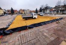 Brzesko. Na Placu Kazimierza Wielkiego powstaje lodowisko