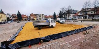 Brzesko. Na Placu Kazimierza Wielkiego powstaje lodowisko