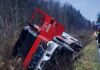 Dąbrówka. Wóz strażacki w rowie – WIDEO