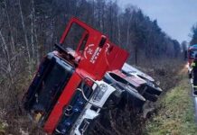 Dąbrówka. Wóz strażacki w rowie – WIDEO