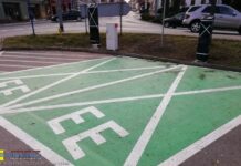 Z poślizgiem, ale jest. Na parkingu przy pl. Pułaskiego zainstalowano ładowarkę do samochodów