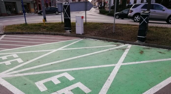Z poślizgiem, ale jest. Na parkingu przy pl. Pułaskiego zainstalowano ładowarkę do samochodów
