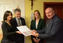 Stowarzyszenie Bochniaków przekazało UM pieniądze ze zbiórki na odnowę kapliczki na Uzborni