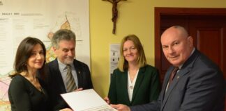 Stowarzyszenie Bochniaków przekazało UM pieniądze ze zbiórki na odnowę kapliczki na Uzborni