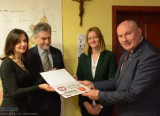 Stowarzyszenie Bochniaków przekazało UM pieniądze ze zbiórki na odnowę kapliczki na Uzborni