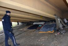 Bocheńscy dzielnicowi prowadzą działania mające pomóc osobom bezdomnym w okresie zimowym