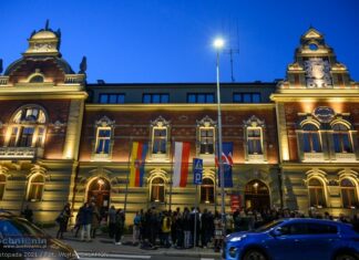 Zabytkowy budynek starostwa odnowiony, zyskał efektowną iluminację – ZDJĘCIA