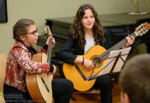 Biblioteka. Charytatywny koncert uczniów szkoły muzycznej z Mikluszowic – ZDJĘCIA
