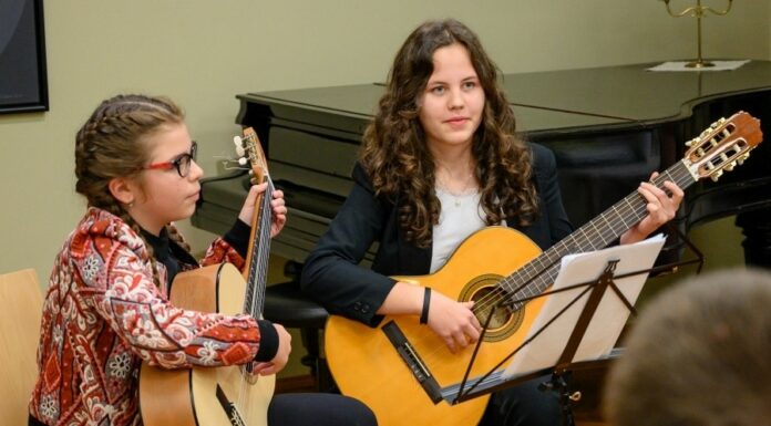 Biblioteka. Charytatywny koncert uczniów szkoły muzycznej z Mikluszowic – ZDJĘCIA