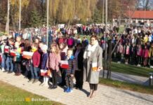 🎞 Bochnia. Kilkuset uczniów „Dwójki” zaśpiewało wspólnie Hymn Państwowy – WIDEO