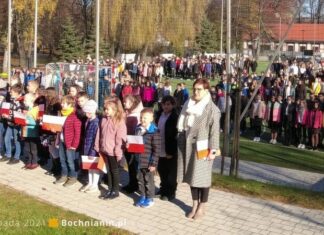 🎞 Bochnia. Kilkuset uczniów „Dwójki” zaśpiewało wspólnie Hymn Państwowy – WIDEO