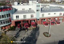 🎞 Święto Niepodległości. Uroczyste wciąganie flagi na masz przed komendą Straży Pożarnej – WIDEO