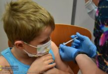 7-letni Adaś był pierwszym dzieckiem zaszczepionym przeciwko COVID-19 w bocheńskim szpitalu