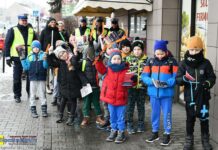 Bądź widoczny po zmroku! Policjanci i urzędnicy rozdawali odblaski – ZDJĘCIA