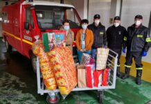 Bochnia. Strażacy OSP Muchówka przywieźli dary dla szpitalnego oddziału dziecięcego