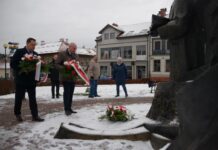 Wiązanki pod pomnikiem generała Leopolda Okulickiego