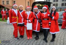 Bochnia. Blisko setka Mikołajów zaniosła paczki do Domu Dziecka i DPS – ZDJĘCIA