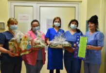 Mnóstwo kartek z życzeniami dla pacjentów szpitala od uczniów SP nr 2 i SP nr 4 w Bochni