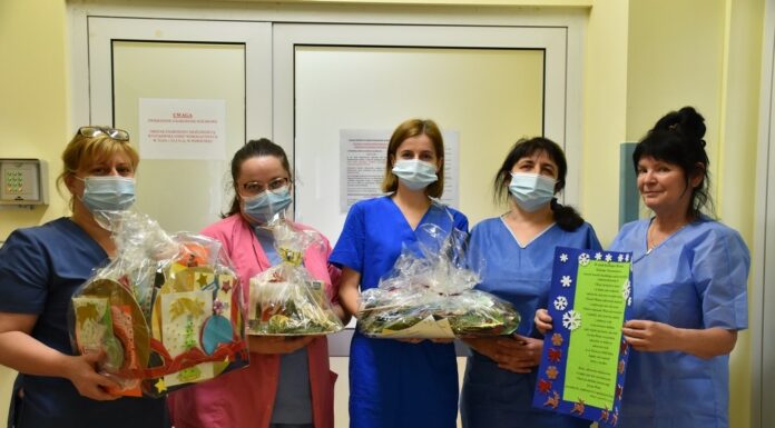 Mnóstwo kartek z życzeniami dla pacjentów szpitala od uczniów SP nr 2 i SP nr 4 w Bochni