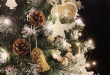 🔸 Świąteczne drzewko, które nie gubi igieł? Postaw na sztuczne choinki!