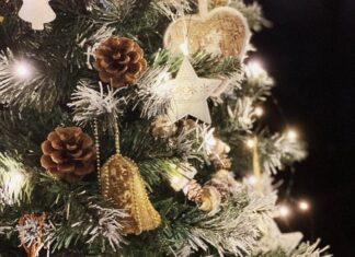 🔸 Świąteczne drzewko, które nie gubi igieł? Postaw na sztuczne choinki!