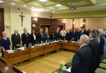 „Wstydliwe” podwyżki i „tajna” sesja – FELIETON