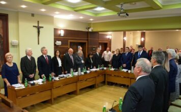 „Wstydliwe” podwyżki i „tajna” sesja – FELIETON