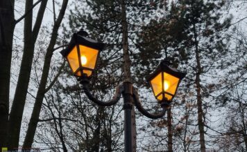 Bochnia. Latarnie na Plantach świeciły w biały dzień. Dlaczego?