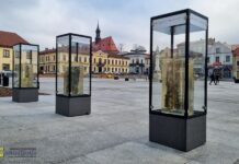 Bochnia. Eksponaty soli w gablotach na Rynku zyskały opisy