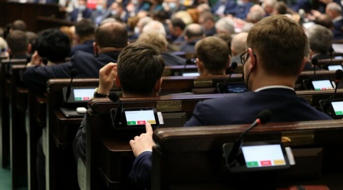 Polski Ład. Jak ws. zmian podatkowych głosowali nasi posłowie? – LISTA