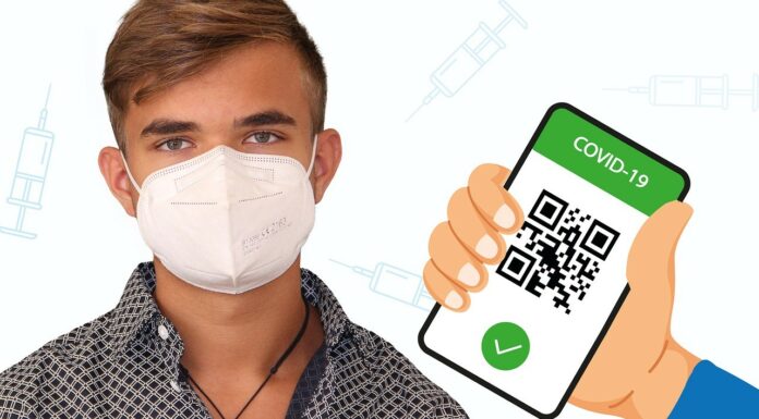 Badanie: ponad połowa Polaków przeciw kontroli certyfikatów covidowych w sklepach, co trzeci za