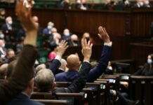 Ustawa covidowa: Posłowie PiS z naszego regionu podzieleni. Jak głosowali?