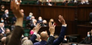 Ustawa covidowa: Posłowie PiS z naszego regionu podzieleni. Jak głosowali?