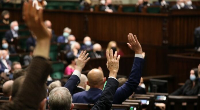 Ustawa covidowa: Posłowie PiS z naszego regionu podzieleni. Jak głosowali?