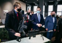 Premier Morawiecki w Małopolsce. Odwiedził zakład zbrojeniowy w Tarnowie