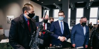 Premier Morawiecki w Małopolsce. Odwiedził zakład zbrojeniowy w Tarnowie