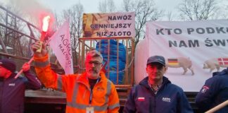 Rolnicy z AGROunii wyjechali protestować. Wiozą taczki z gnojem – ZDJĘCIA, WIDEO