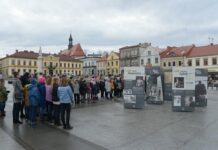 Bochnia. Na Rynku otwarto wystawę „Pokolenie Baczyńskiego”