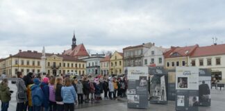 Bochnia. Na Rynku otwarto wystawę „Pokolenie Baczyńskiego”