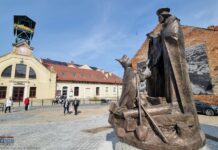 📸🎞 Bochnia. Rzeźba ilustrująca legendę o pierścieniu św. Kingi stanęła naprzeciw szybu Sutoris – ZDJĘCIA, WIDEO