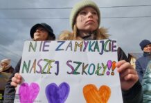 Łapanów. Głośny protest rodziców i dzieci przeciw likwidacji szkoły muzycznej – WIDEO