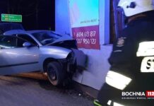 W Łapanowie samochód uderzył w dom. Trwa ustalanie kto kierował pojazdem