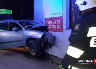 W Łapanowie samochód uderzył w dom. Trwa ustalanie kto kierował pojazdem