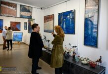 Bochnia. Wystawa „Z Niebieskim” w Galerii Sztuki Biała – ZDJĘCIA