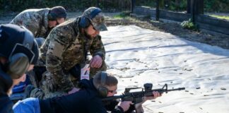 🔸 Strzelnica w Bochni oferuje szkolenia z obsługi broni