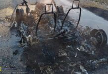 Dąbrówka. Mały samochód doszczętnie spłonął na drodze