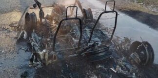 Dąbrówka. Mały samochód doszczętnie spłonął na drodze