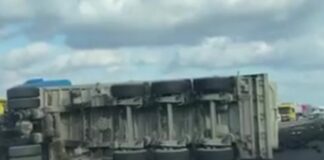 Ciężarówka z węglem wywróciła się na A4 – WIDEO