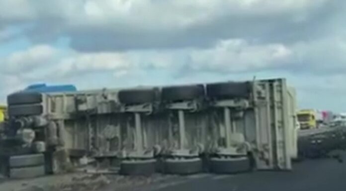 Ciężarówka z węglem wywróciła się na A4 – WIDEO